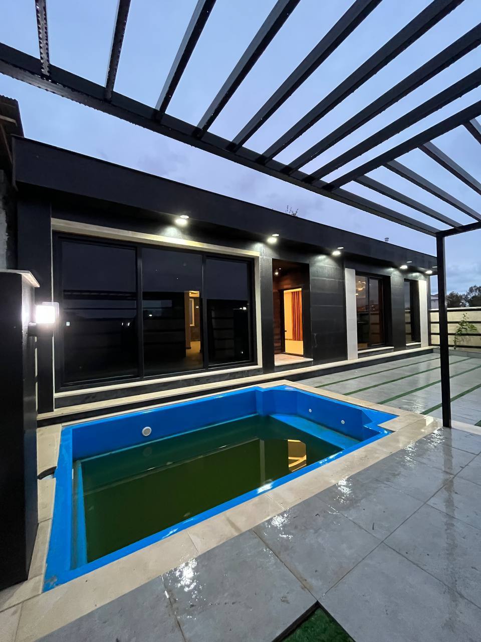 یک ویلای نوساز در مرکز شهر خشکبیجار