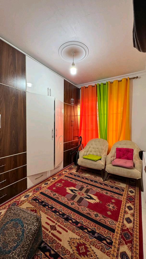 یک ویلای نما سنگ با حیاط بزرگ