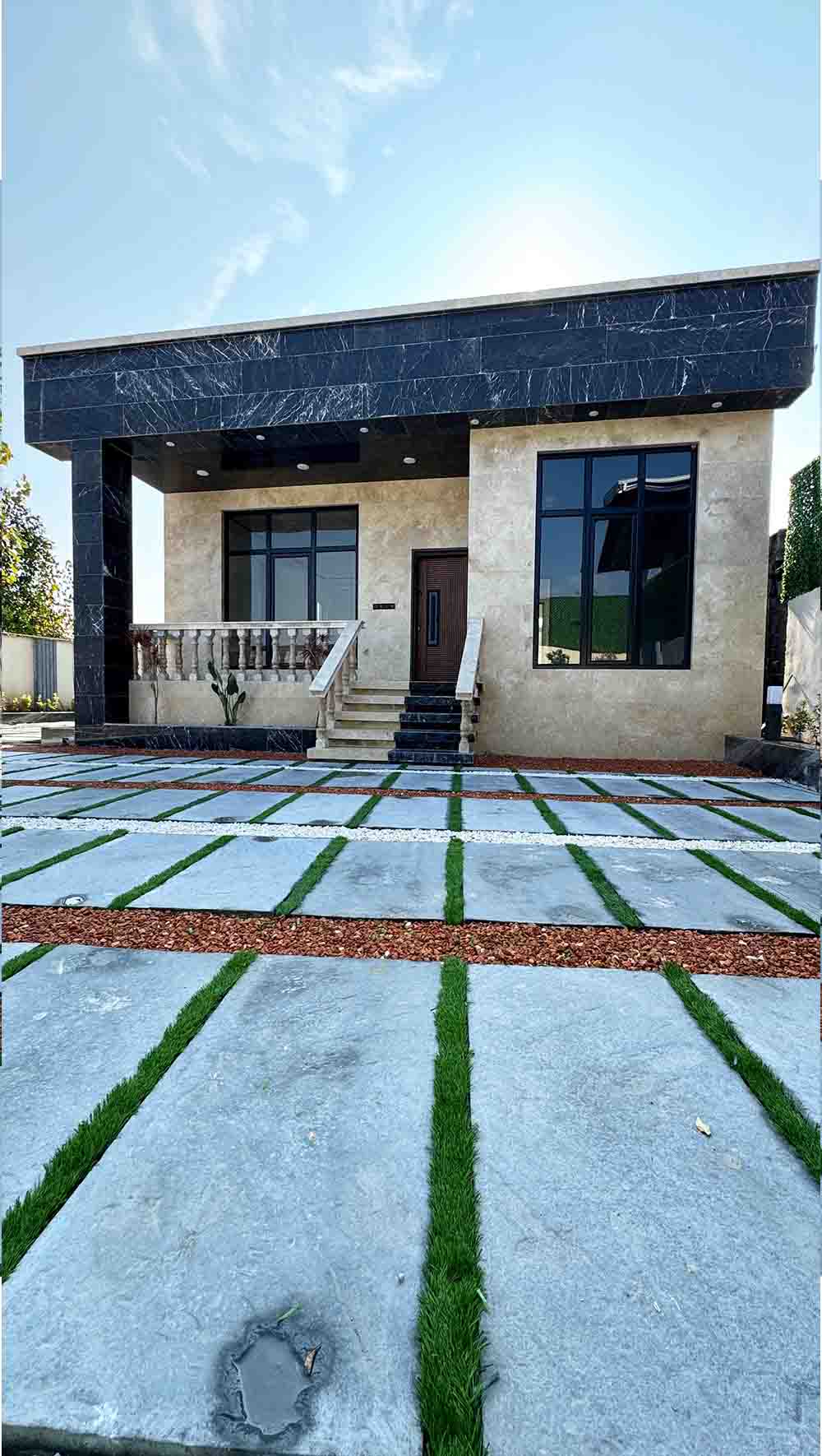 یه ویلای نوساز نما مدرن با محوطه سازی موزاییک و چمن مصنوعی