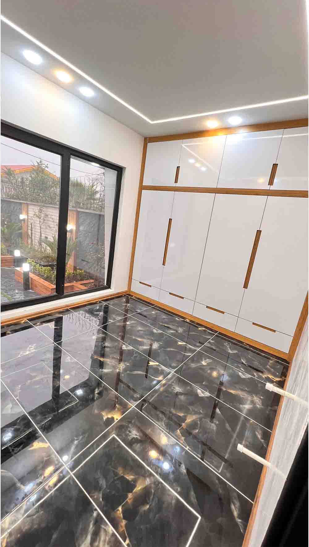 تصویر یک ویلای نما مدرن و محوطه سازی شده با موزاییک و چمن مصنوعی