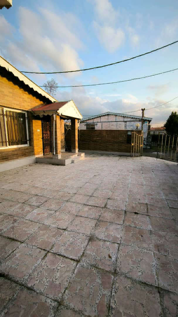 تصویر یه ویلای فلت در موقعیت روستایی با محوطه بزرگ