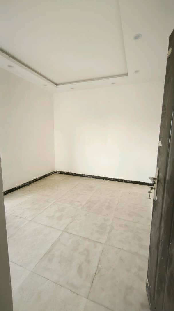 تصویر یه ویلای فلت در موقعیت روستایی با محوطه بزرگ