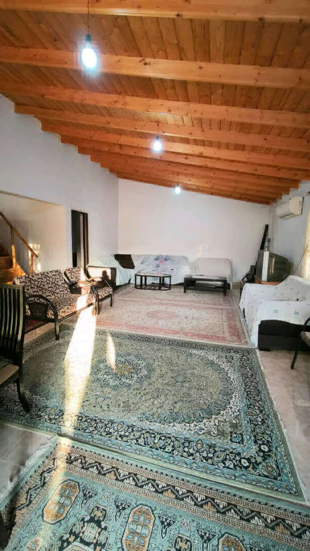 تصویر یه ویلای فلت در موقعیت روستایی با محوطه بزرگ