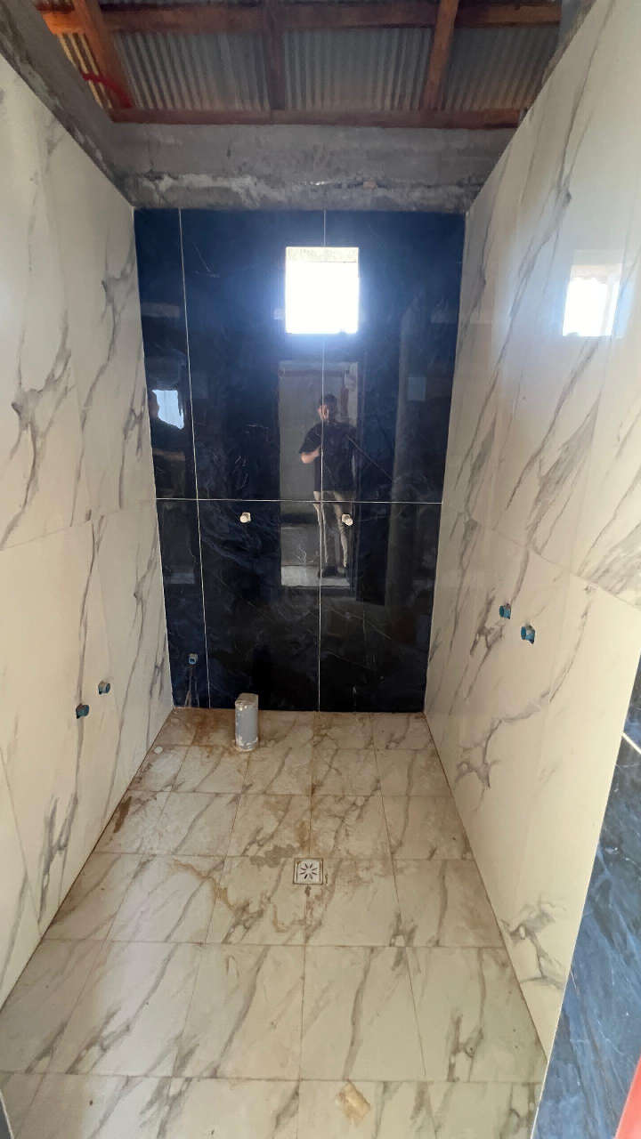 تصویر یک ویلای نما مدرن و محوطه سازی شده با موزاییک و چمن مصنوعی