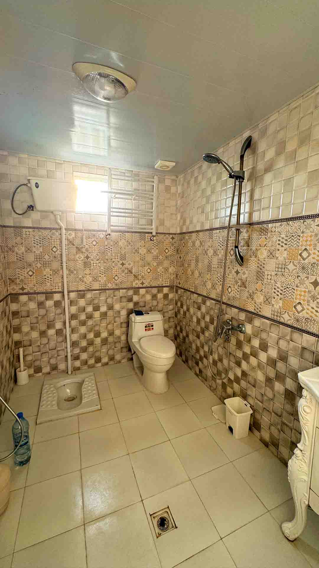 تصویر یک ویلای فلت روستایی که محوطه سازی شده و از چمن مصنوعی استفاده شده