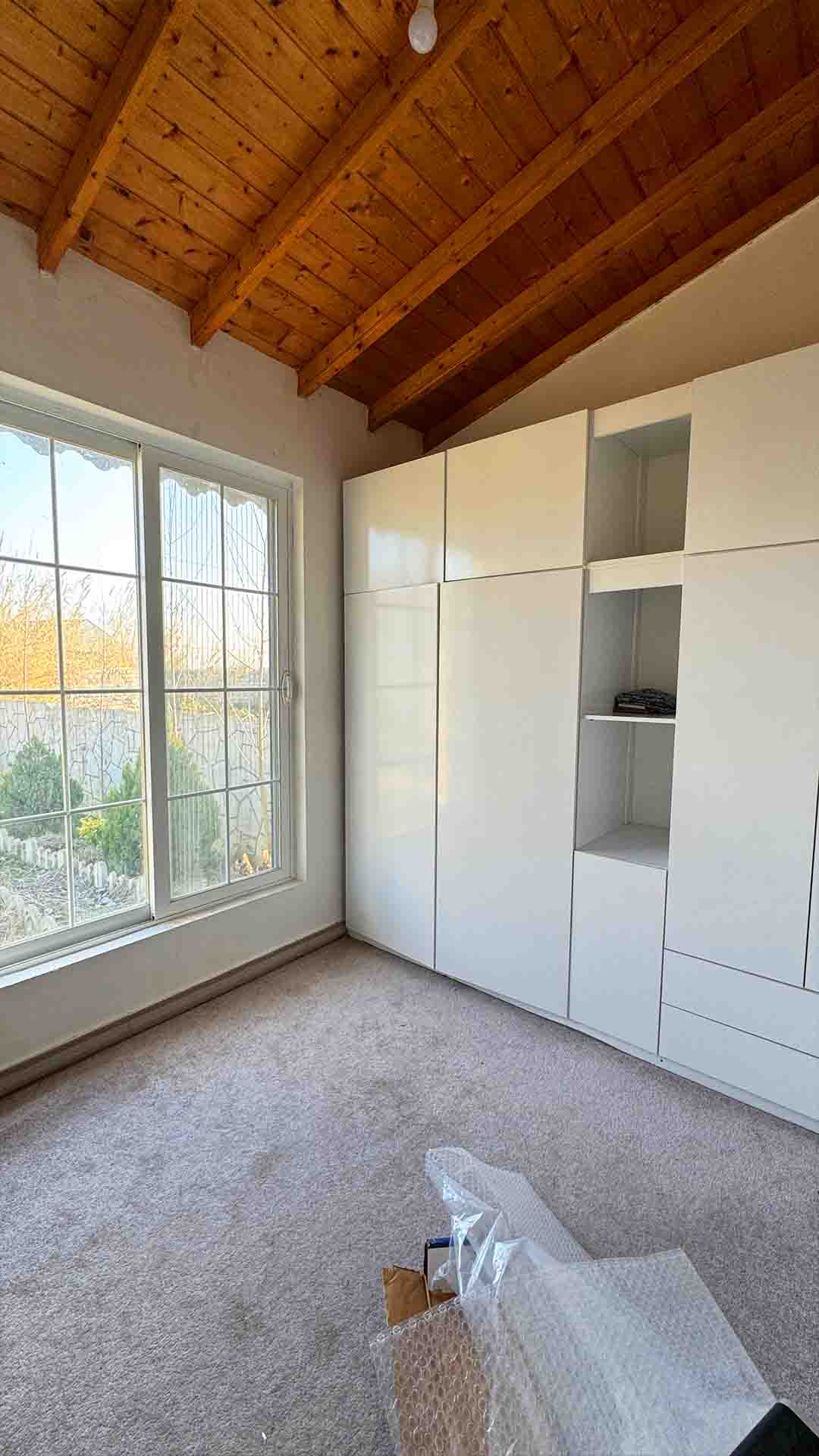 تصویر یک ویلای فلت روستایی که محوطه سازی شده و از چمن مصنوعی استفاده شده