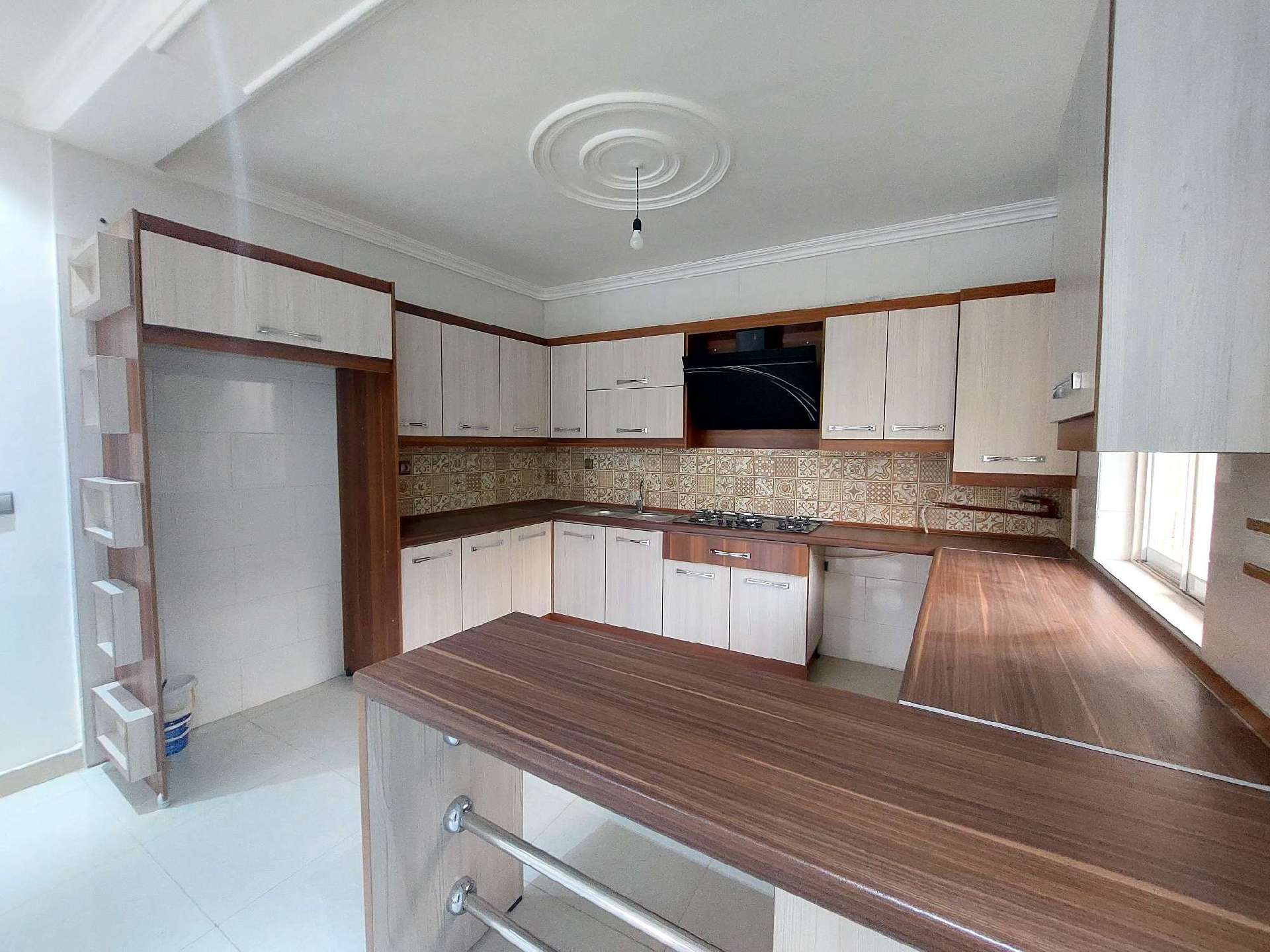 تصویر یه ویلای فلت در موقعیت روستایی با محوطه بزرگ