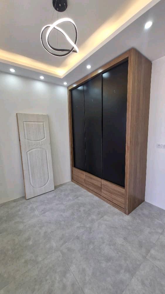 تصویر یک ویلای نما مدرن و محوطه سازی شده با موزاییک و چمن مصنوعی