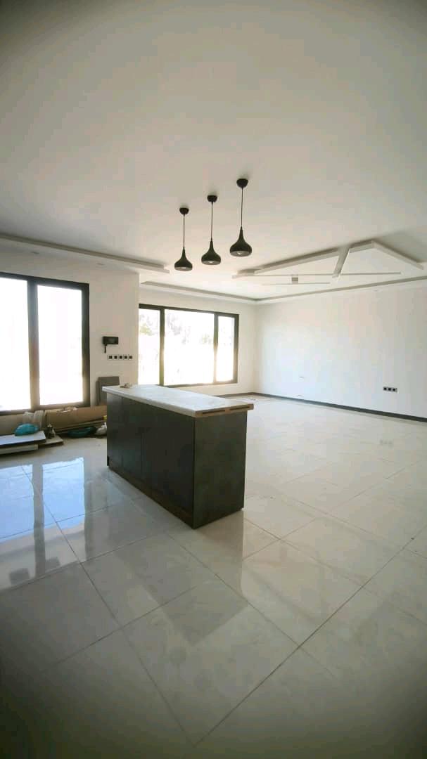 تصویر یه ویلای فلت در موقعیت شهری با محوطه بزرگ