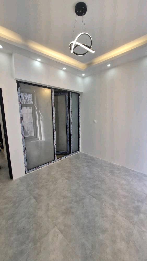 تصویر یک ویلای نما مدرن و محوطه سازی شده با موزاییک و چمن مصنوعی