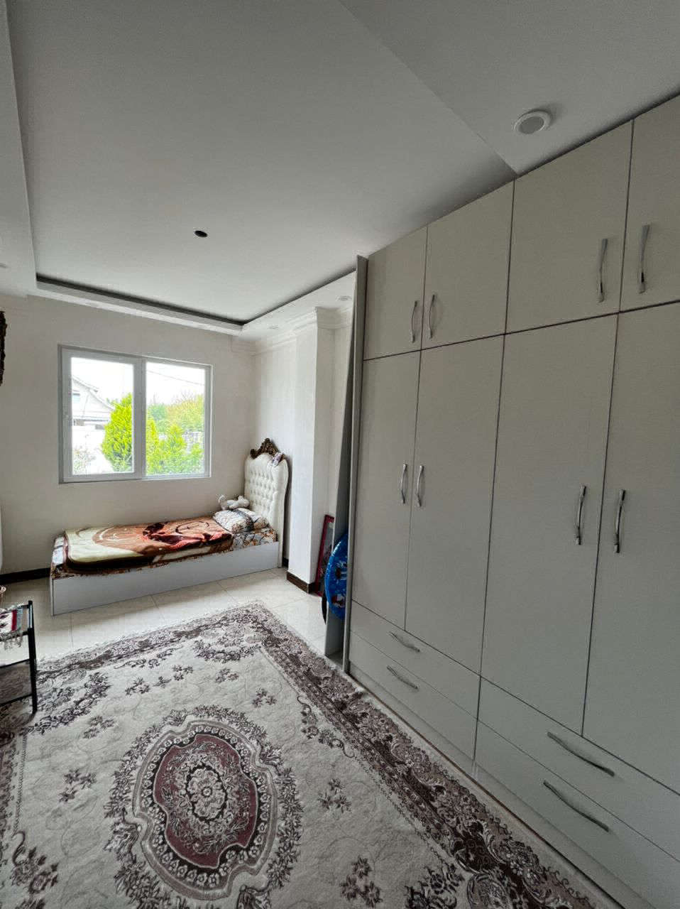 تصویر یک ویلای نما مدرن و محوطه سازی شده با موزاییک و چمن مصنوعی