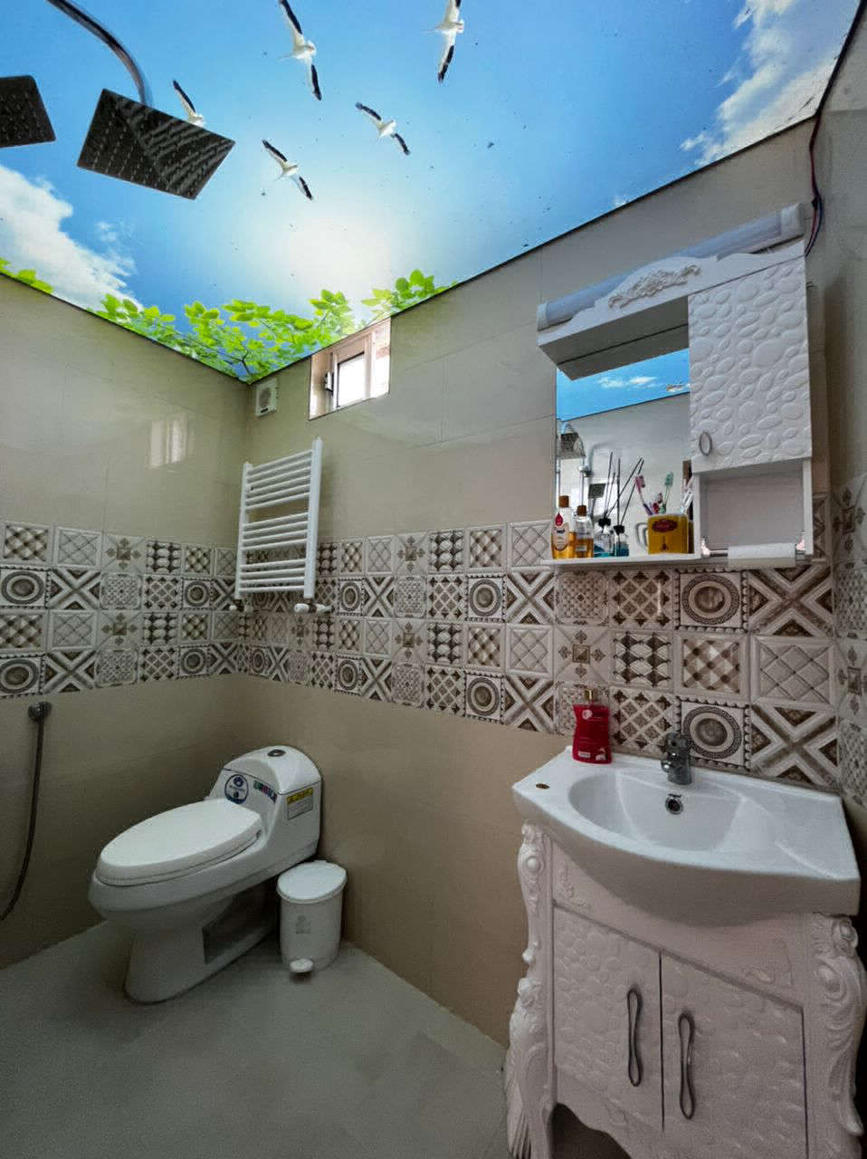 تصویر یک ویلای نما مدرن و محوطه سازی شده با موزاییک و چمن مصنوعی