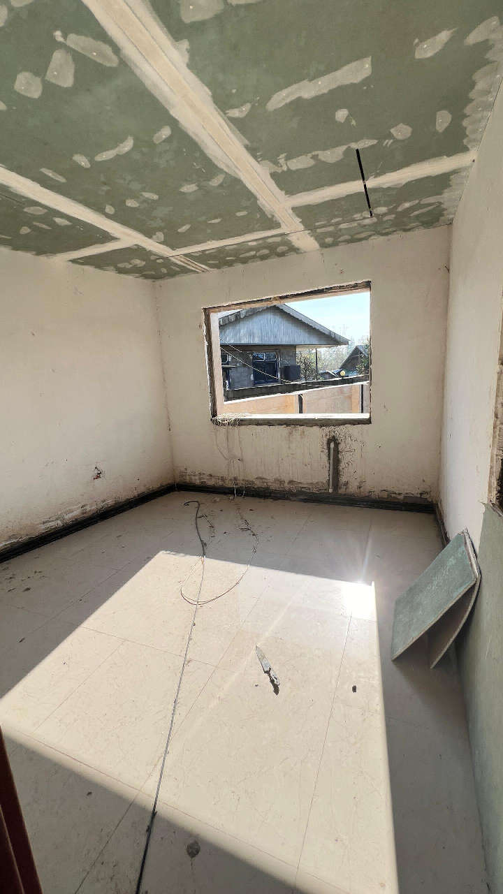 تصویر یک ویلای نما مدرن و محوطه سازی شده با موزاییک و چمن مصنوعی