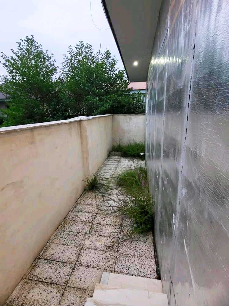 تصویر یک ویلای نما مدرن و محوطه سازی شده با موزاییک و چمن مصنوعی