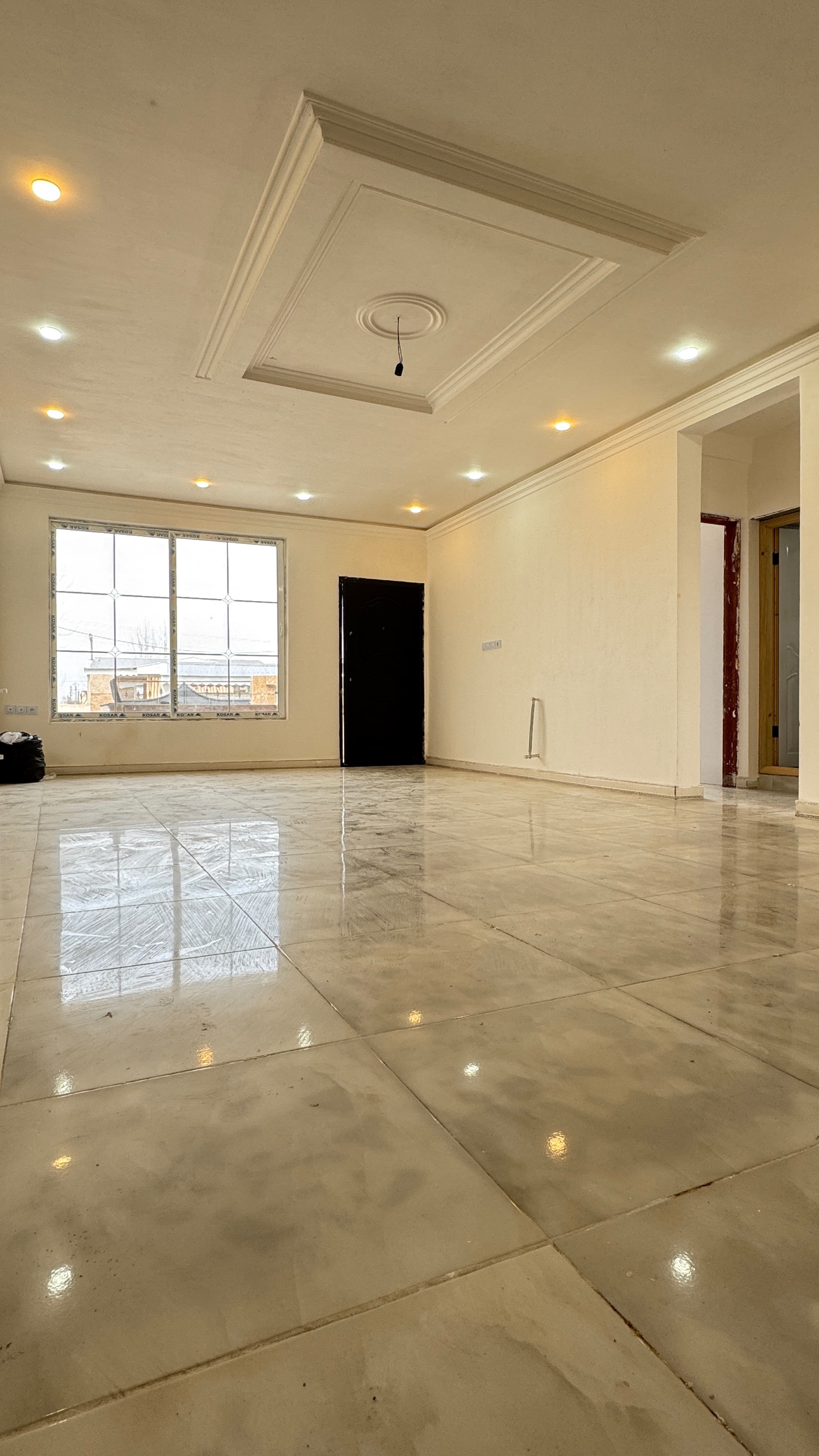 تصویر یه ویلای فلت در موقعیت روستایی با محوطه بزرگ