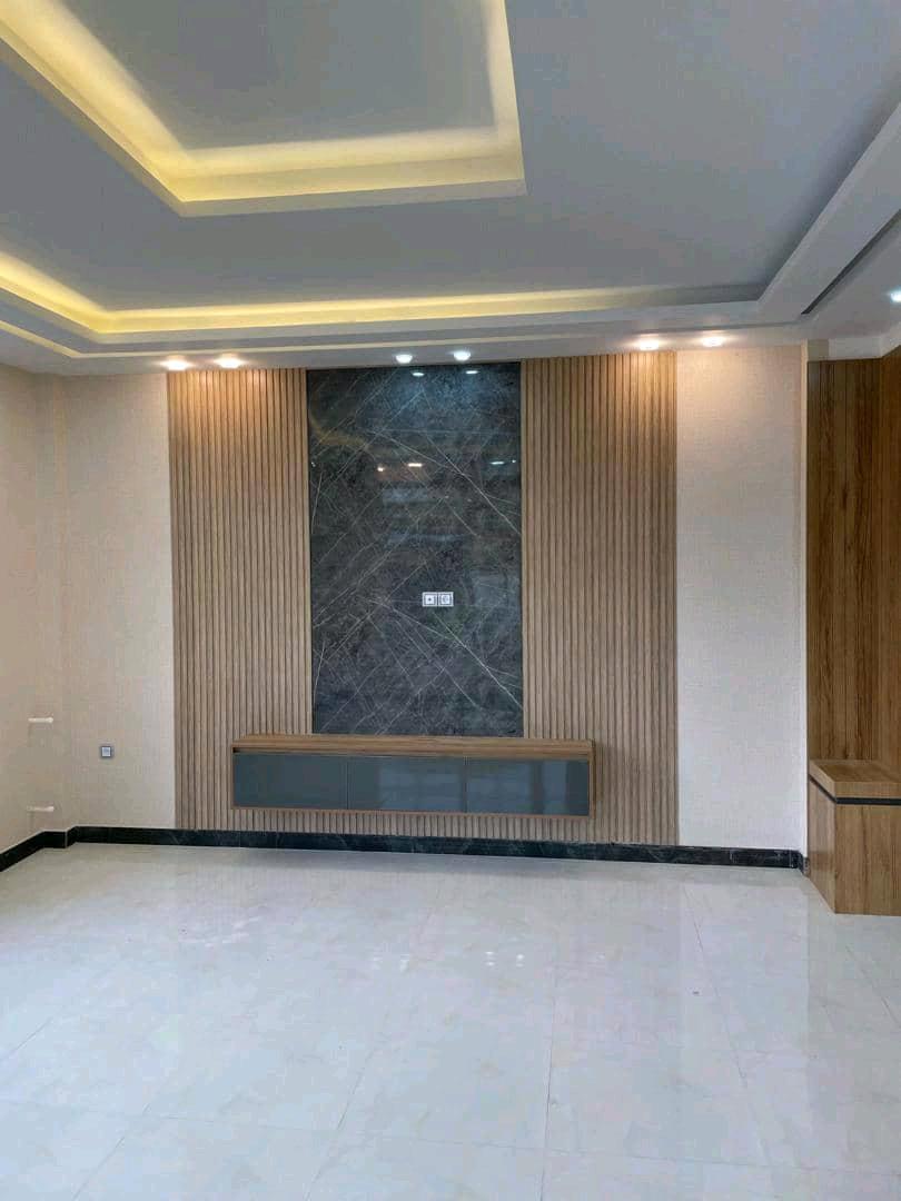 تصویر یه ویلای فلت در موقعیت شهری با محوطه بزرگ