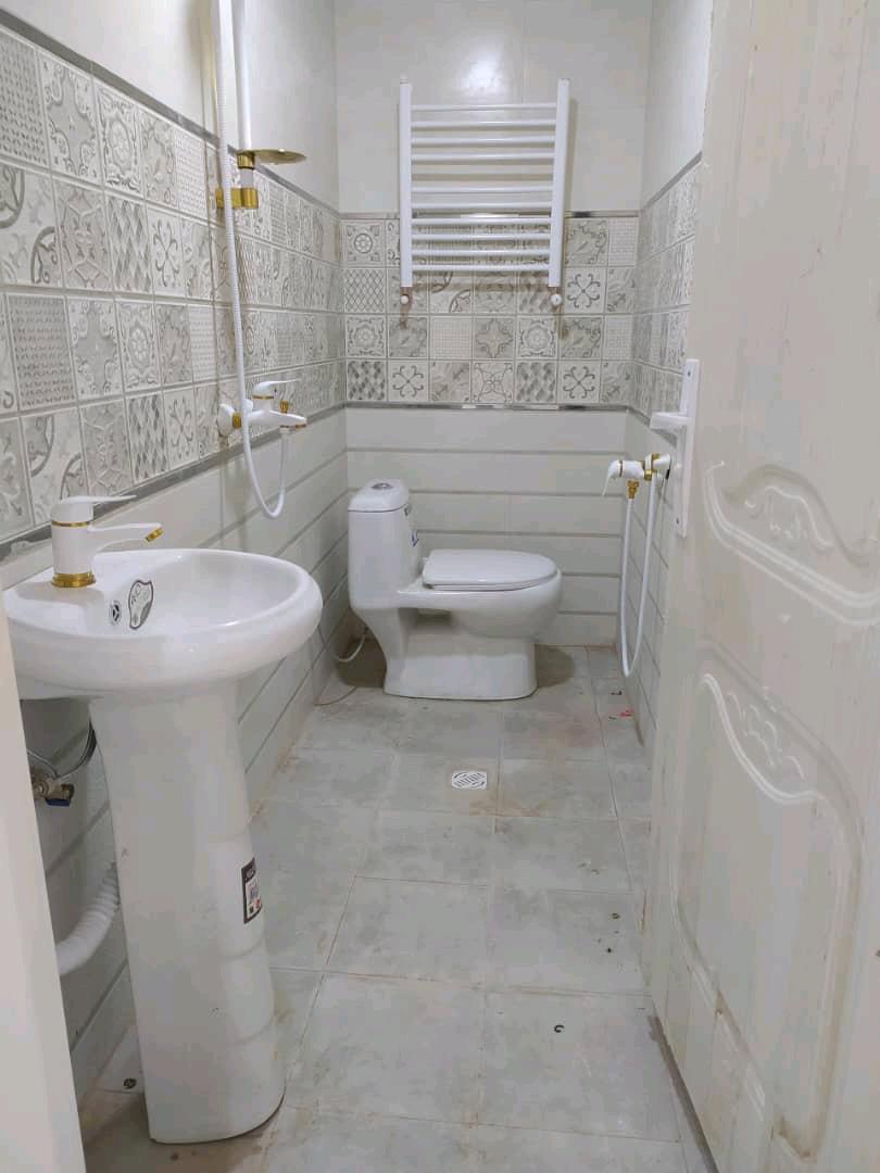 تصویر یک ویلای فلت روستایی که محوطه سازی شده و از چمن مصنوعی استفاده شده