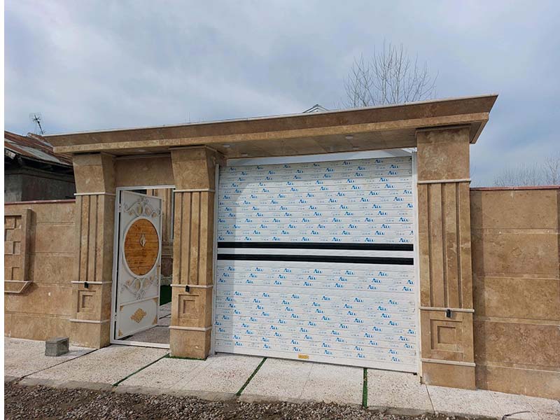 تصویر یک ویلای نما کلاسیک و محوطه سازی شده با موزاییک و چمن مصنوعی