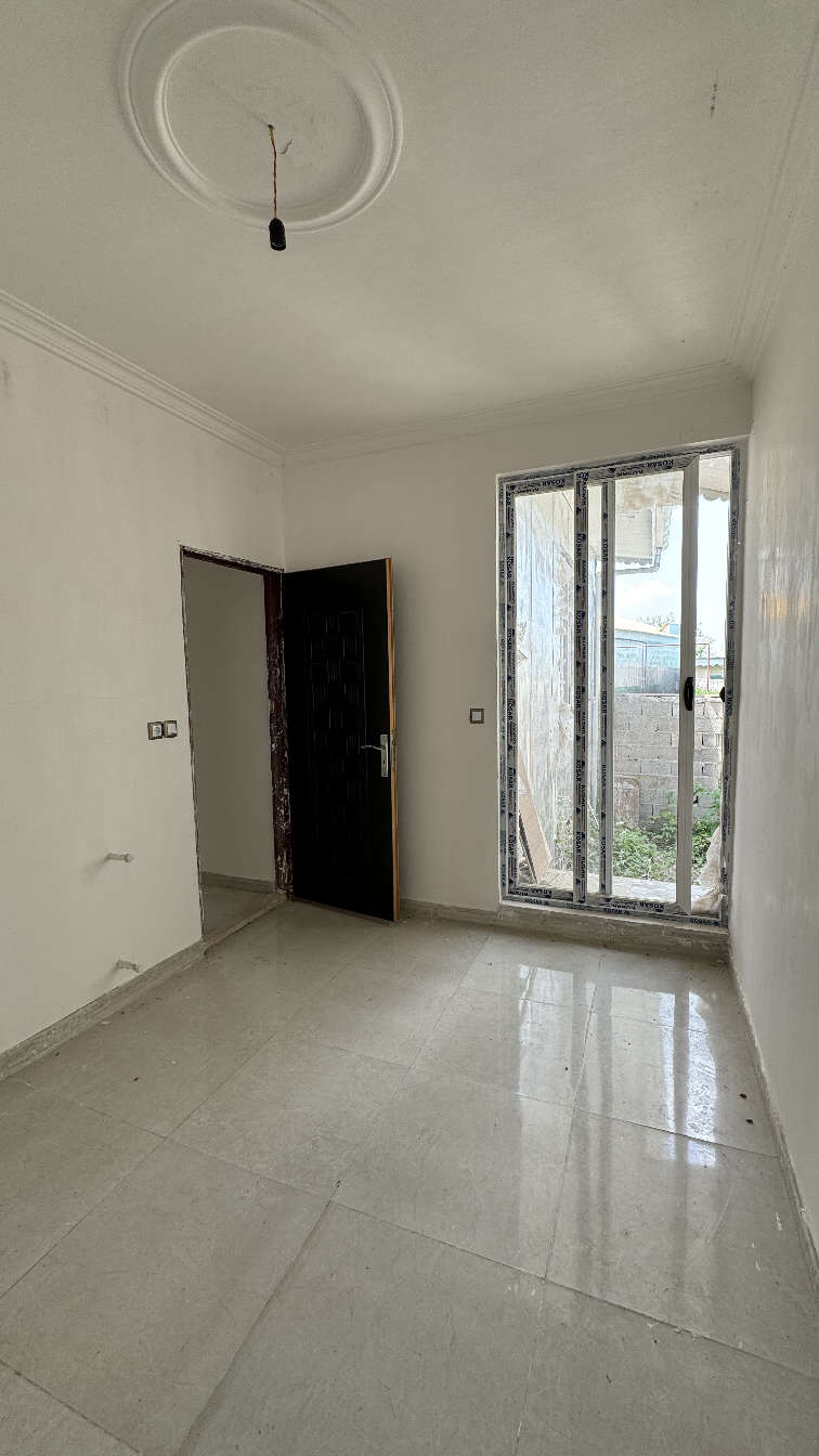 تصویر یک ویلای فلت روستایی که محوطه سازی شده و از چمن مصنوعی استفاده شده