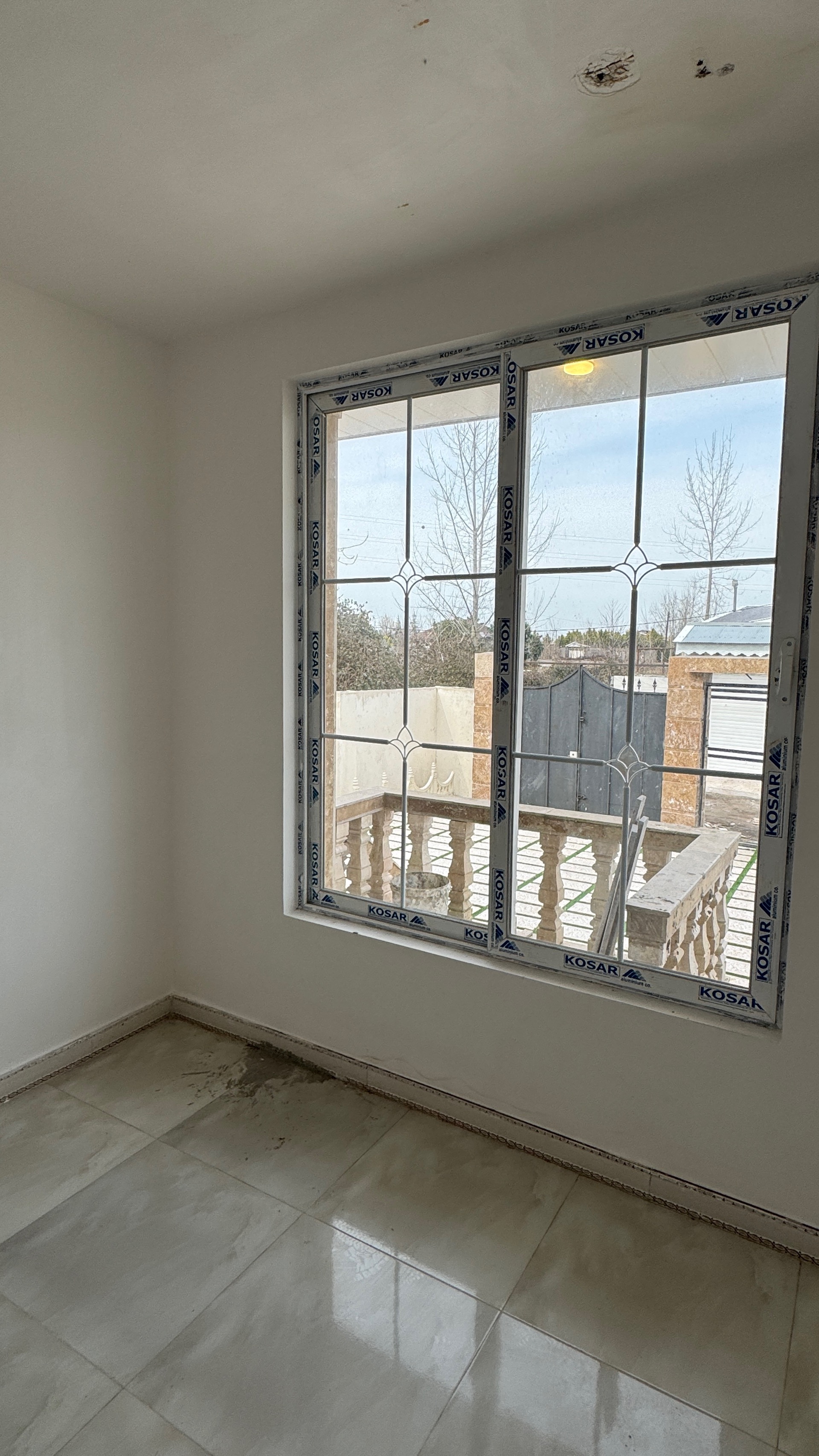 تصویر یه ویلای فلت در موقعیت روستایی با محوطه بزرگ