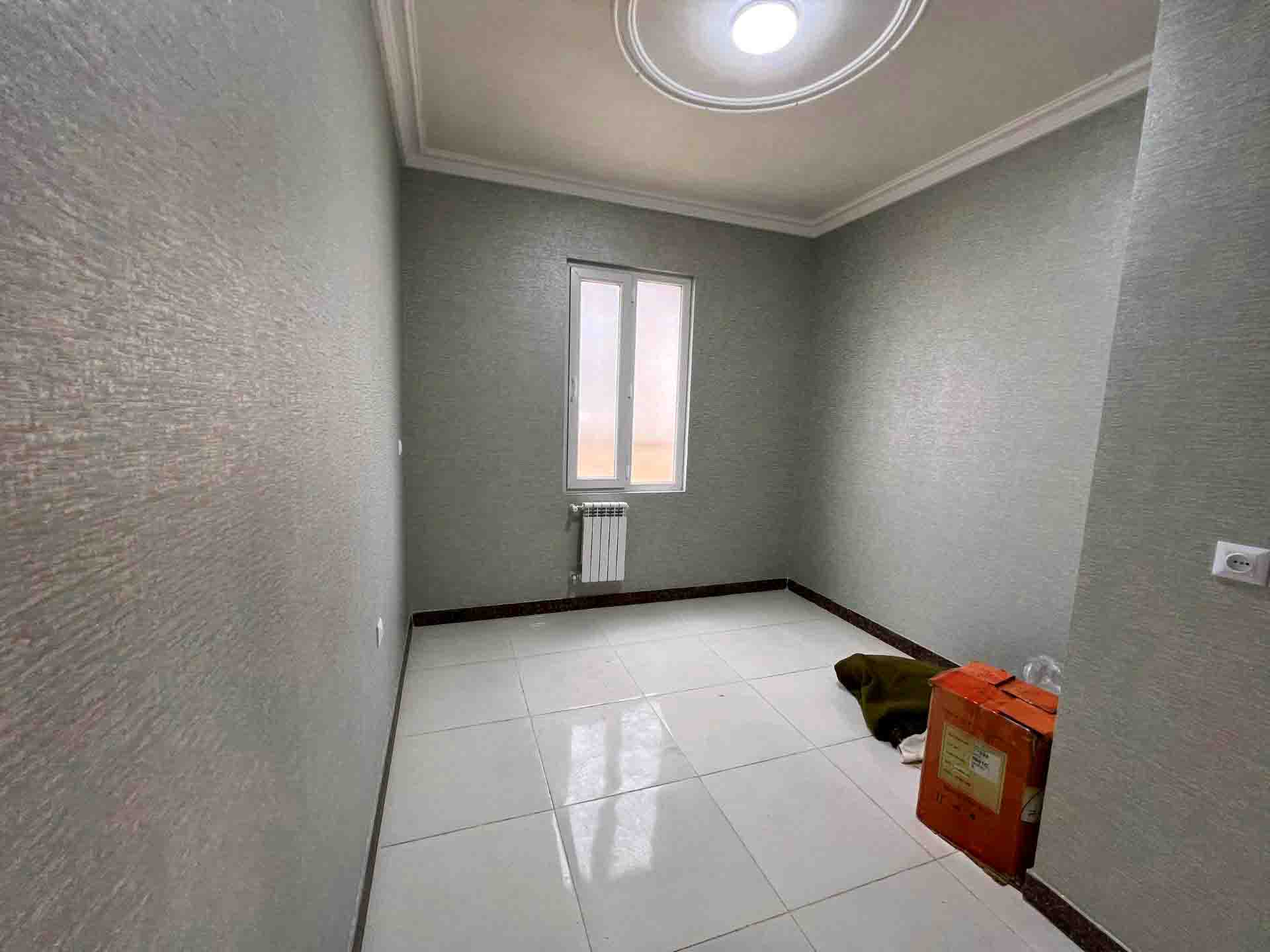 تصویر یه ویلای فلت در موقعیت شهری با محوطه بزرگ