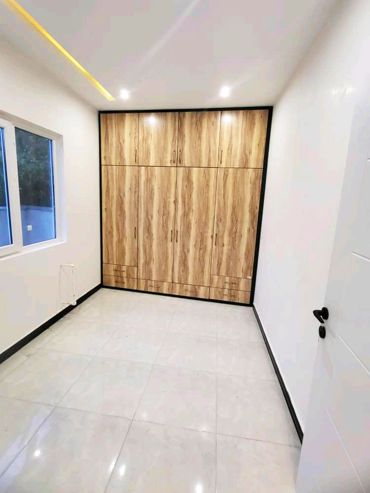 تصویر یک ویلای نما مدرن و محوطه سازی شده با موزاییک و چمن مصنوعی