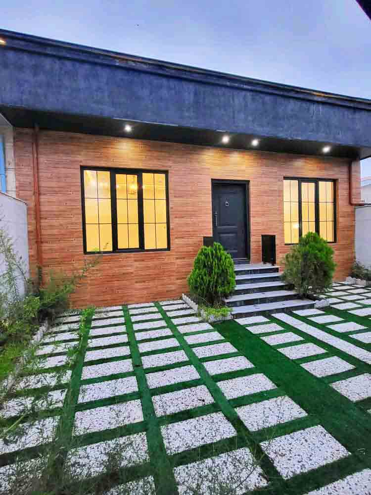 تصویر یک ویلای نما مدرن و محوطه سازی شده با موزاییک و چمن مصنوعی