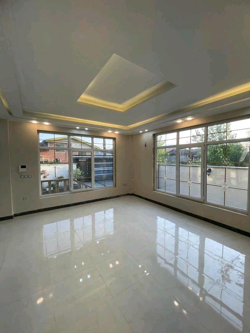 تصویر یه ویلای فلت در موقعیت شهری با محوطه بزرگ