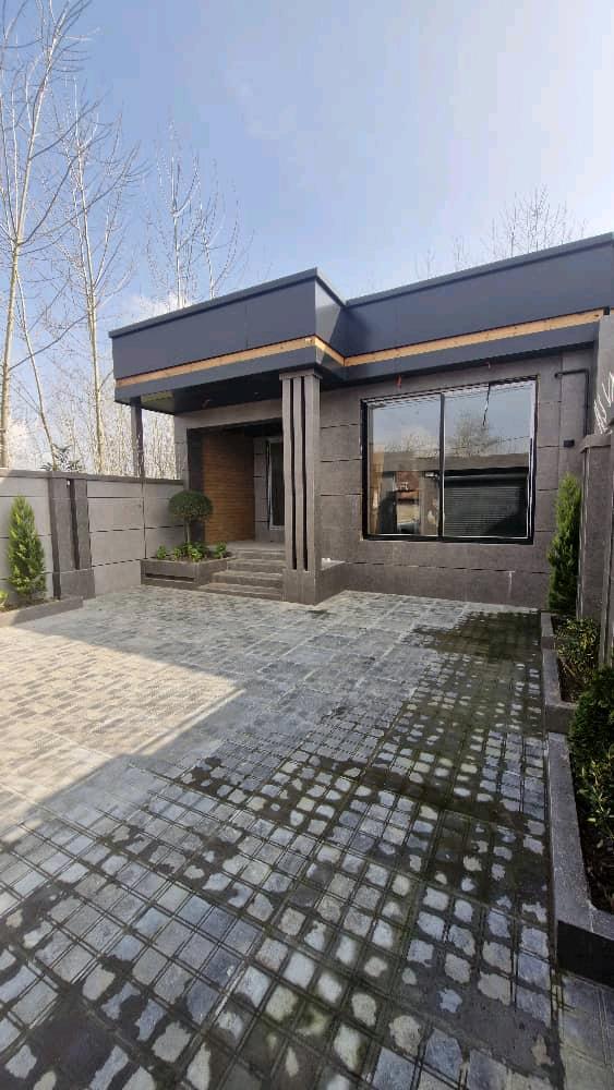 تصویر یک ویلای نما مدرن و محوطه سازی شده با موزاییک و چمن مصنوعی