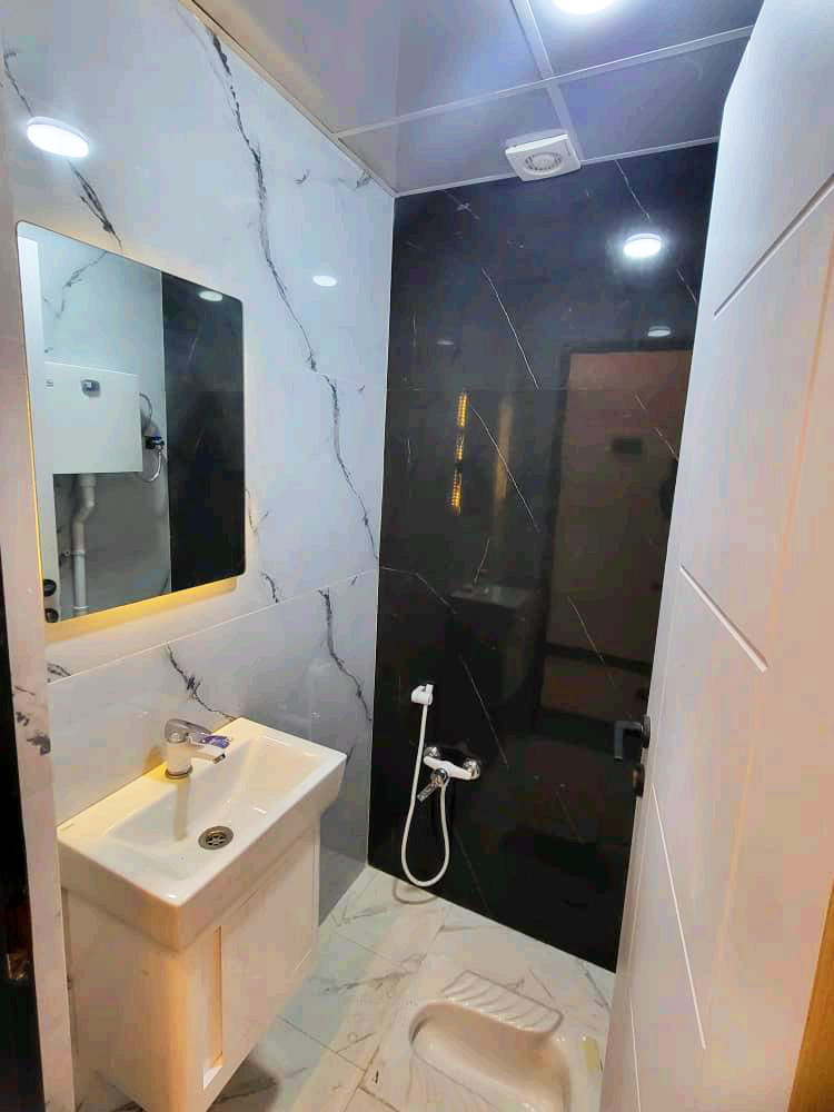 تصویر یک ویلای نما مدرن و محوطه سازی شده با موزاییک و چمن مصنوعی