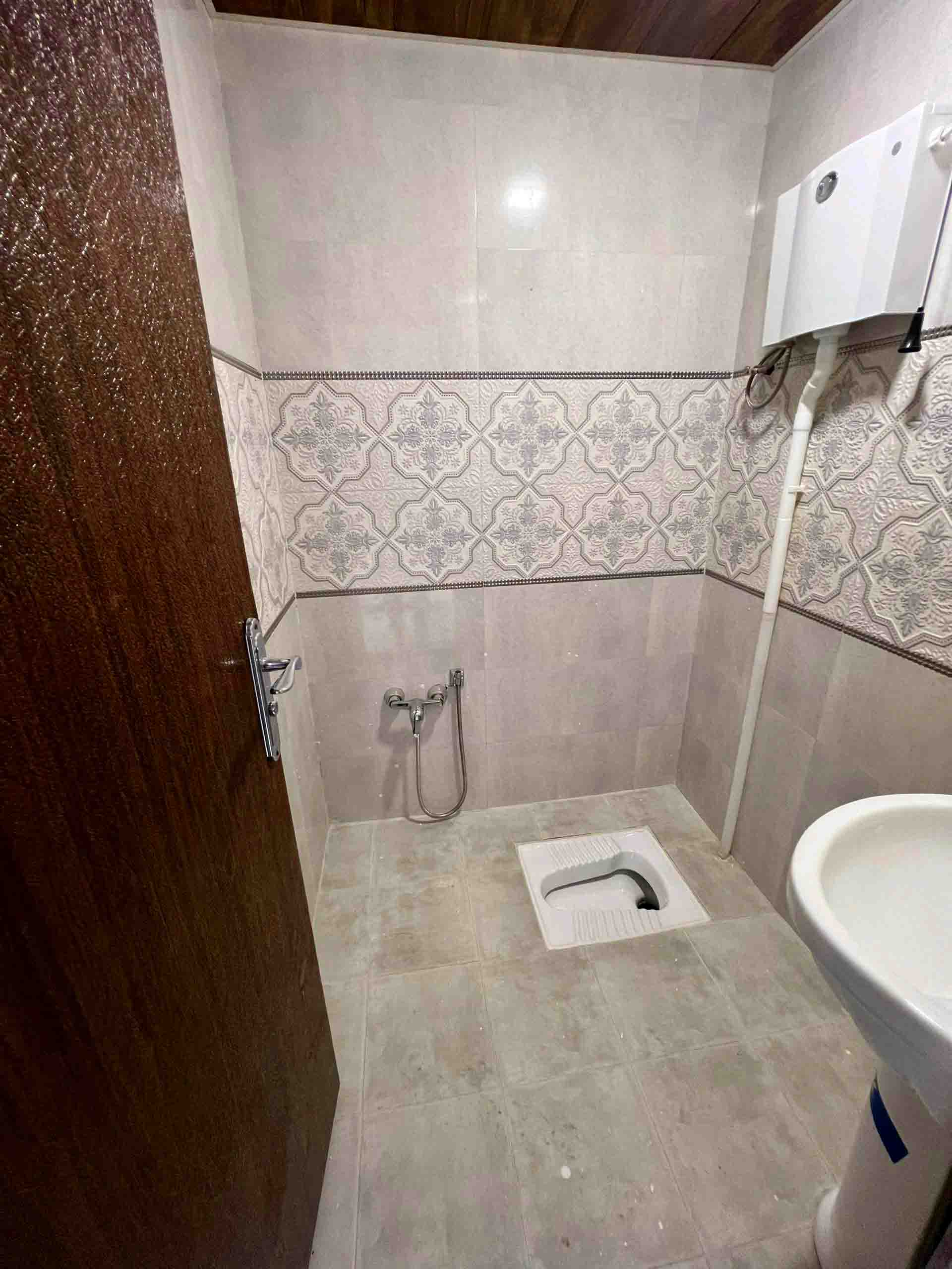 تصویر یه ویلای فلت در موقعیت شهری با محوطه بزرگ