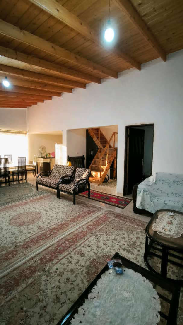 تصویر یه ویلای فلت در موقعیت روستایی با محوطه بزرگ