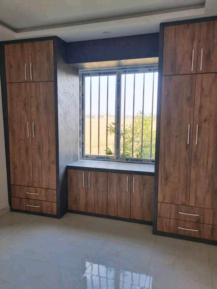 تصویر یک ویلای فلت روستایی که محوطه سازی شده و از چمن مصنوعی استفاده شده