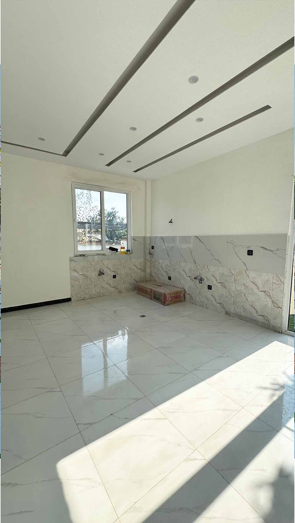 یه ویلای نوساز نما مدرن با محوطه سازی موزاییک و چمن مصنوعی