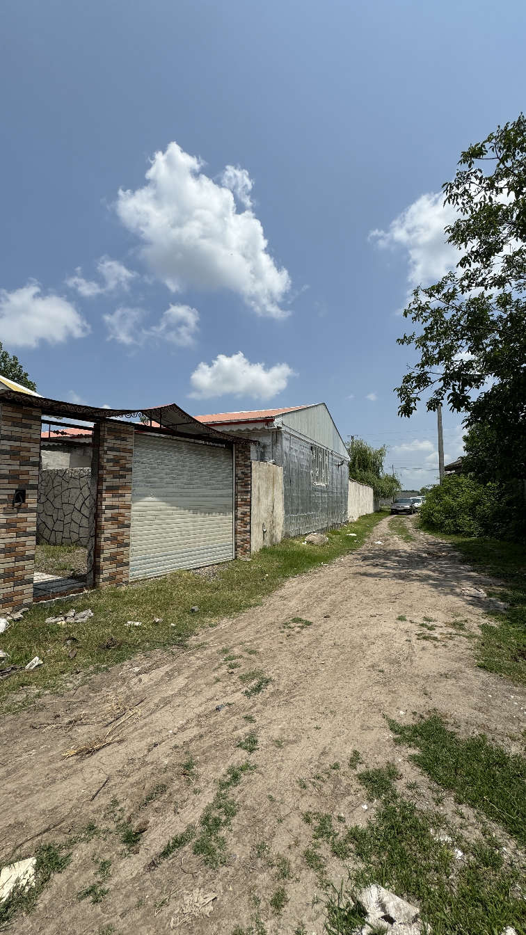 تصویر یک ویلای فلت روستایی که محوطه سازی شده و از چمن مصنوعی استفاده شده