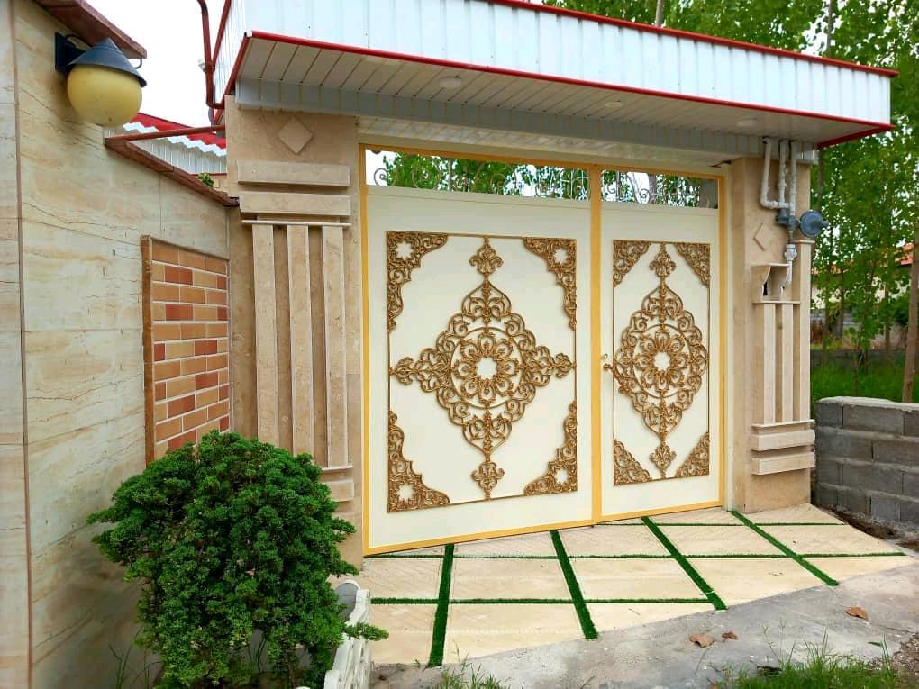 تصویر یک ویلای فلت روستایی که محوطه سازی شده و از چمن مصنوعی استفاده شده