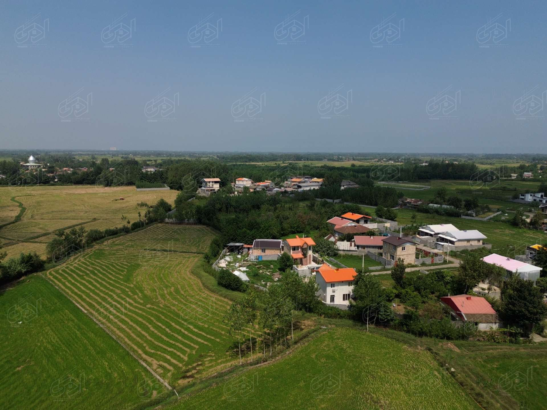 تصویر یه ویلای فلت در موقعیت روستایی با محوطه بزرگ