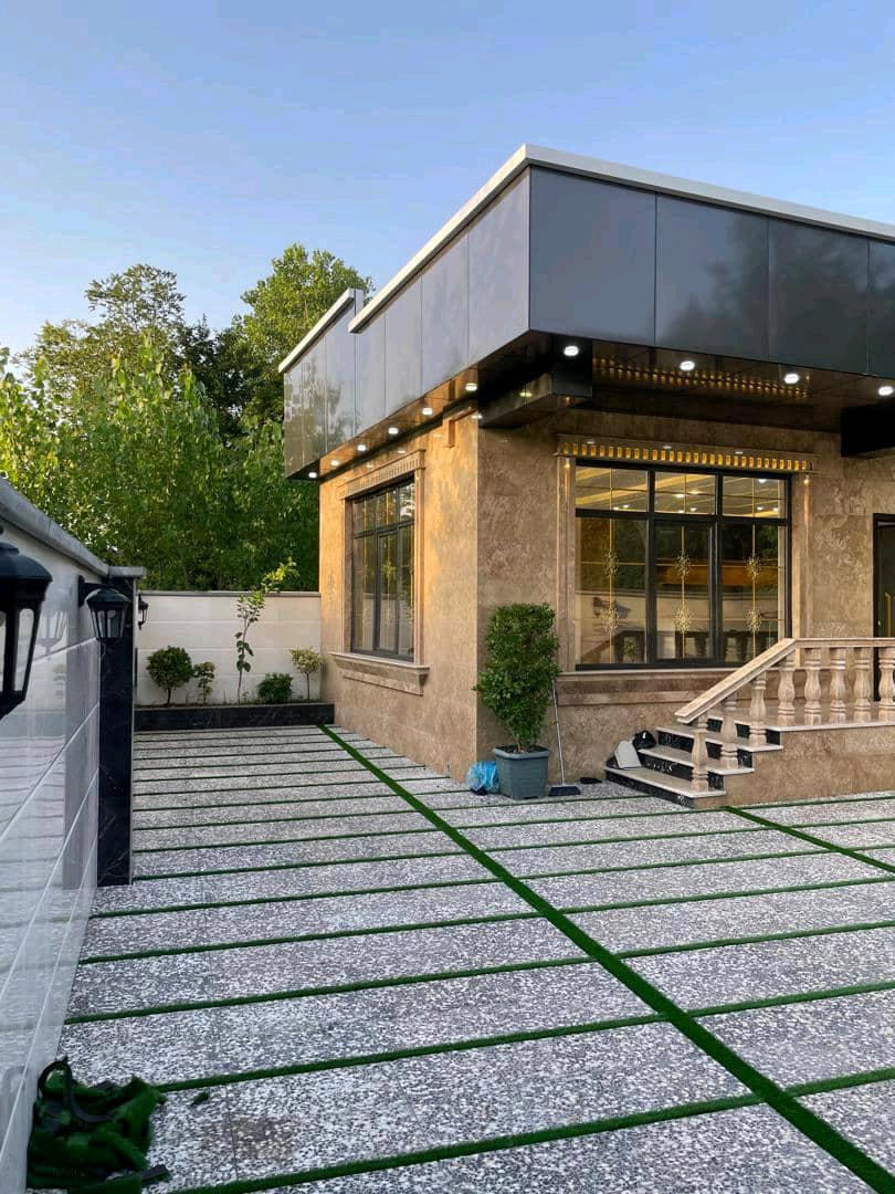 تصویر یه ویلای فلت در موقعیت شهری با محوطه بزرگ