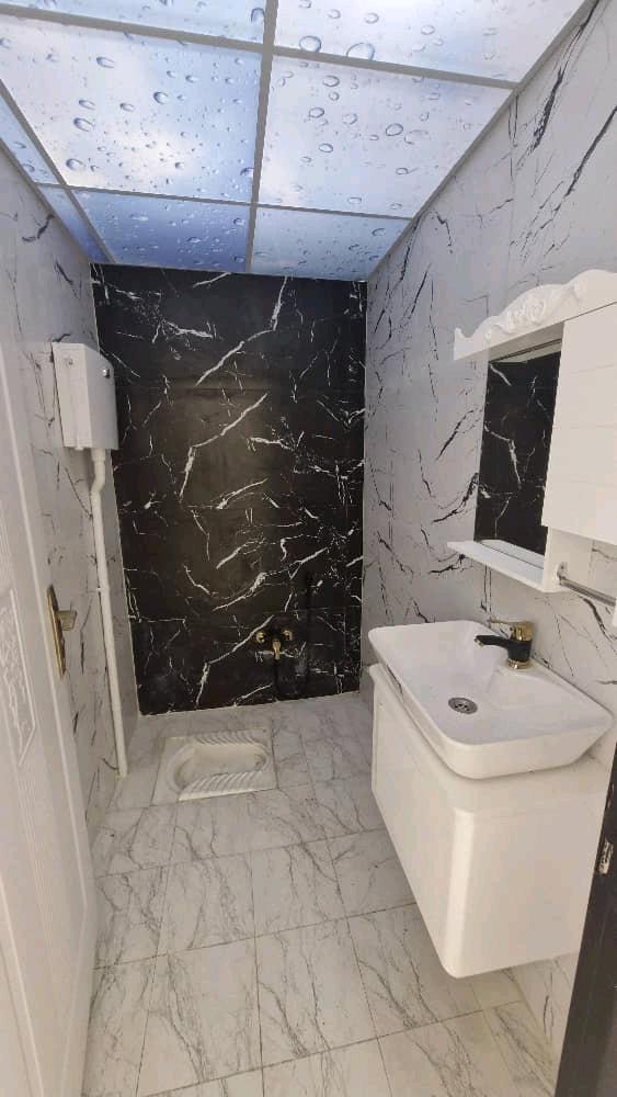 تصویر یه ویلای فلت در موقعیت شهری با محوطه بزرگ