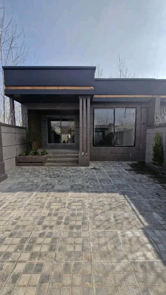 تصویر یک ویلای نما مدرن و محوطه سازی شده با موزاییک و چمن مصنوعی