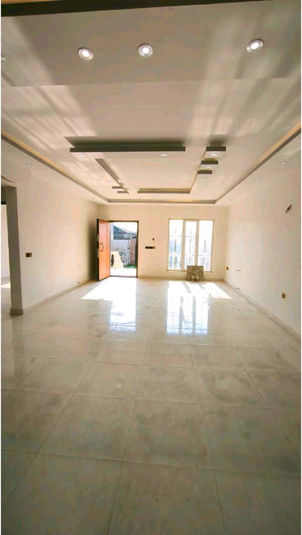 تصویر یه ویلای فلت در موقعیت روستایی با محوطه بزرگ