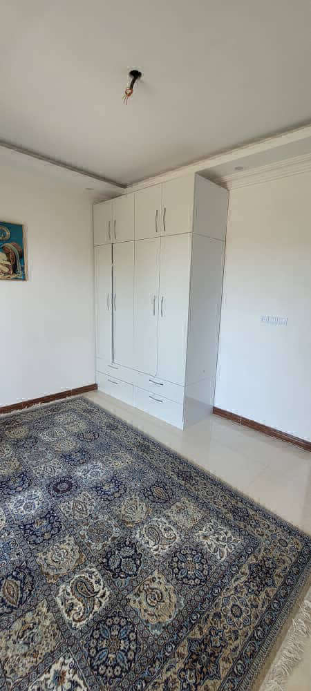 تصویر یک ویلای نما مدرن و محوطه سازی شده با موزاییک و چمن مصنوعی