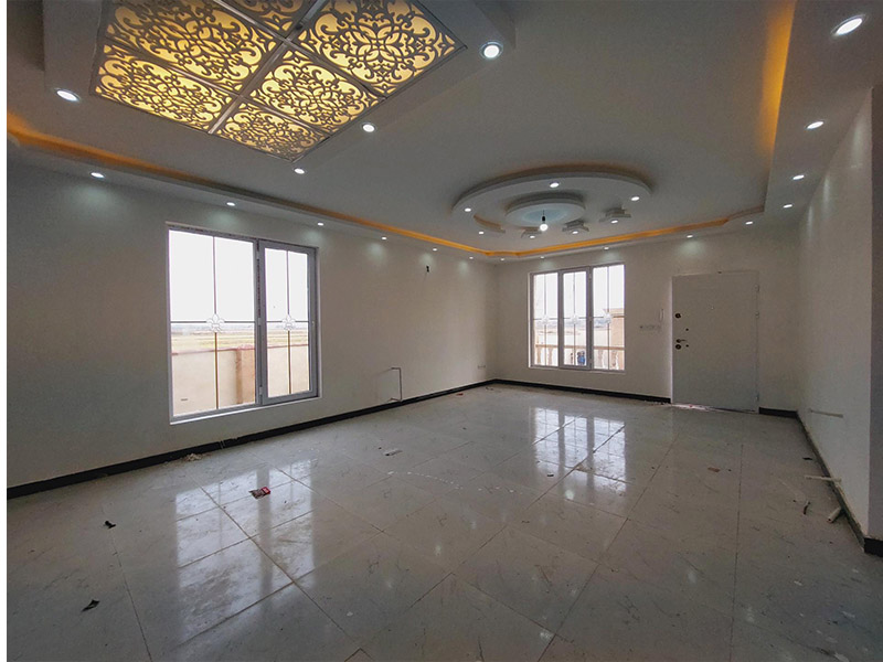 تصویر یک ویلای نما کلاسیک و محوطه سازی شده با موزاییک و چمن مصنوعی