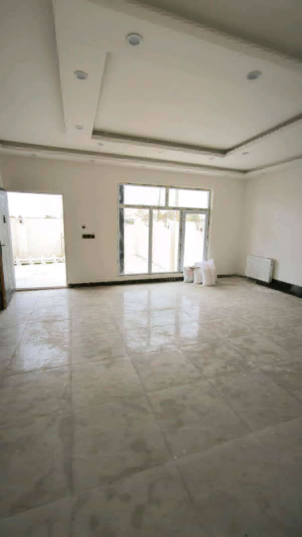 تصویر یه ویلای فلت در موقعیت روستایی با محوطه بزرگ