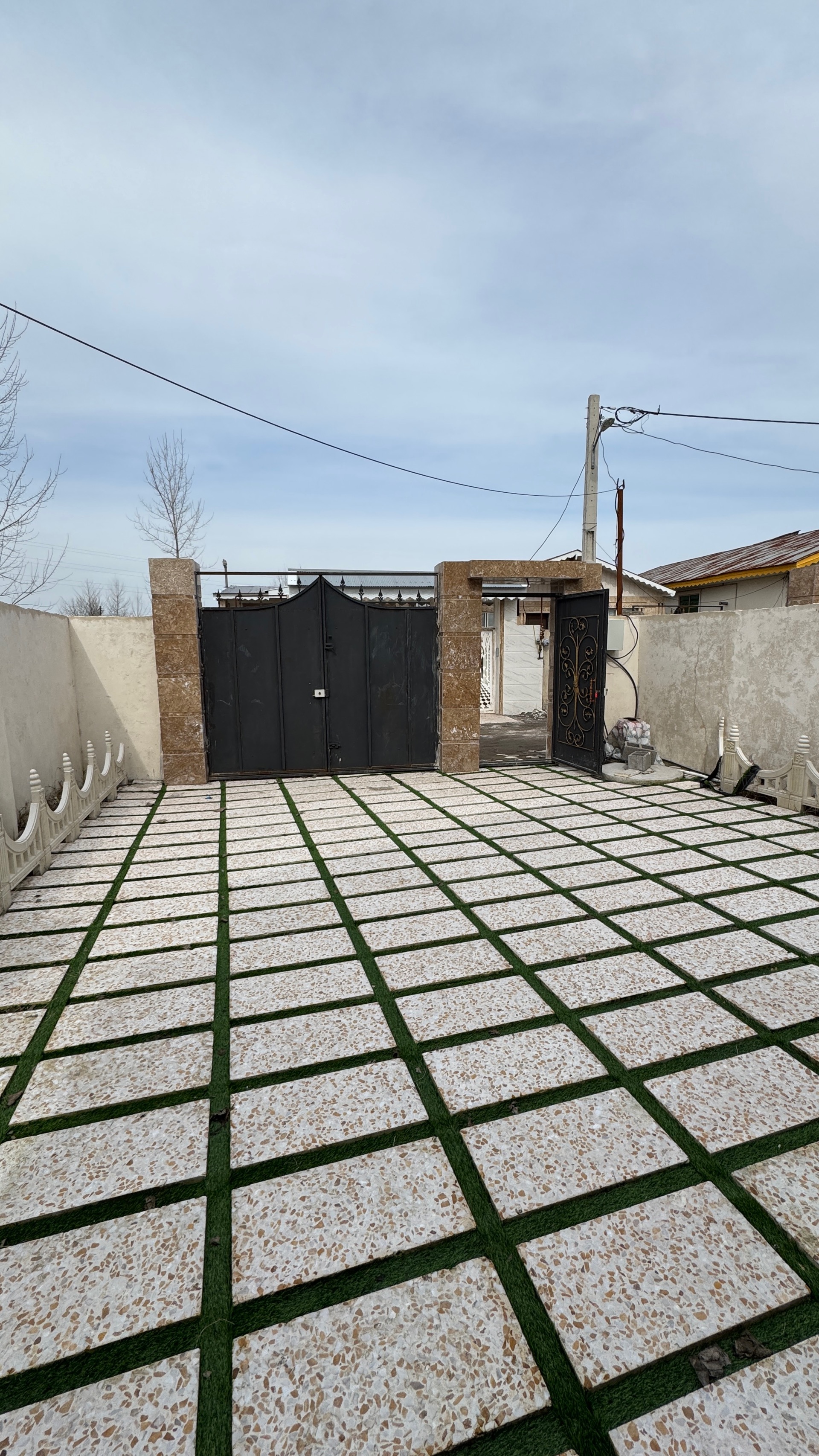 تصویر یه ویلای فلت در موقعیت روستایی با محوطه بزرگ