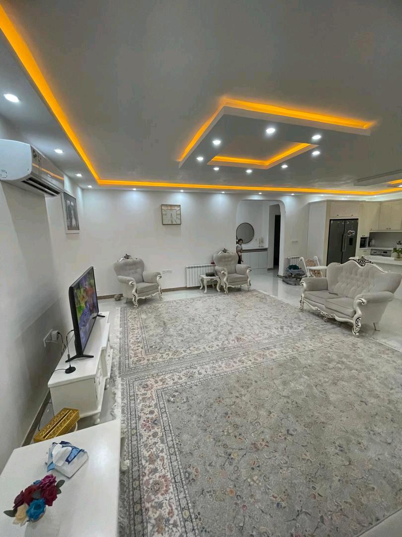 تصویر یه ویلای فلت در موقعیت شهری با محوطه بزرگ