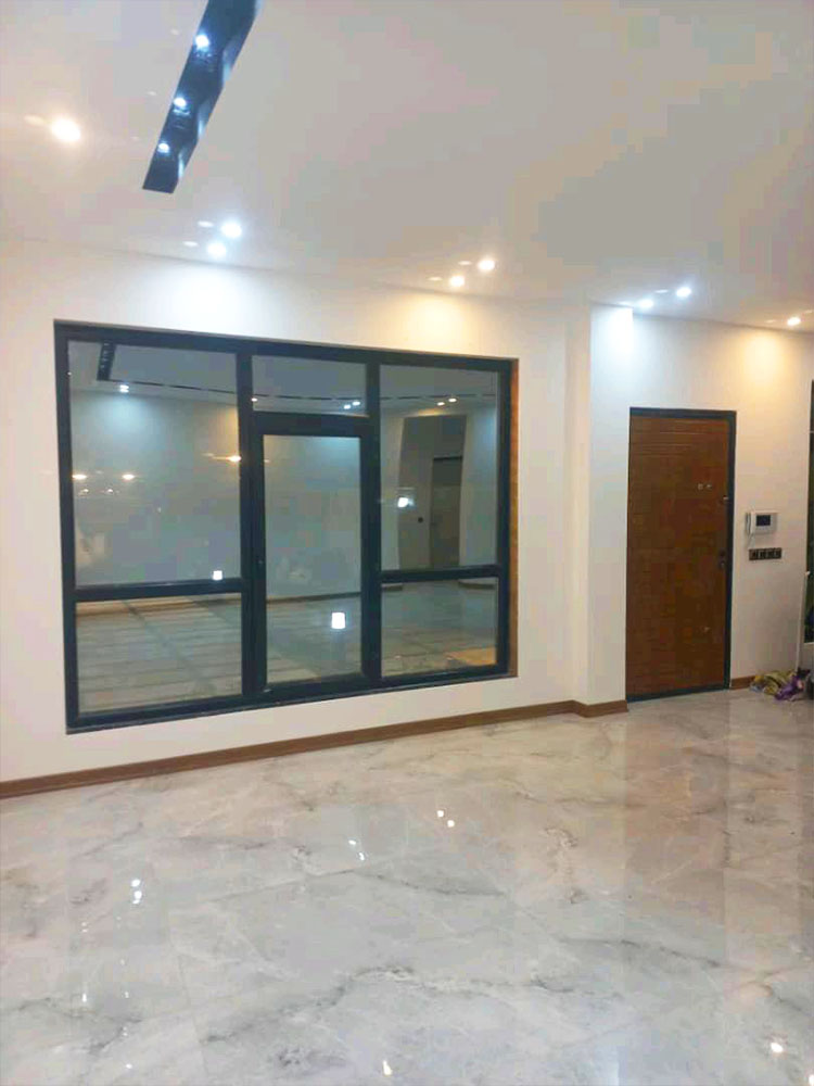 تصویر یک ویلای نما مدرن و محوطه سازی شده با موزاییک و چمن مصنوعی