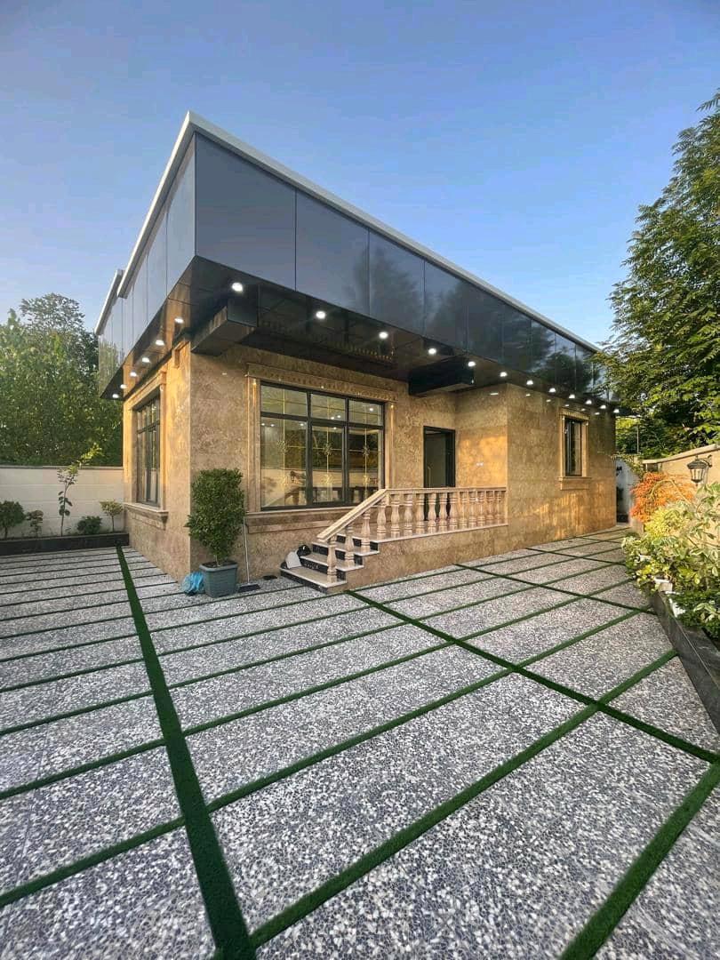 تصویر یه ویلای فلت در موقعیت شهری با محوطه بزرگ