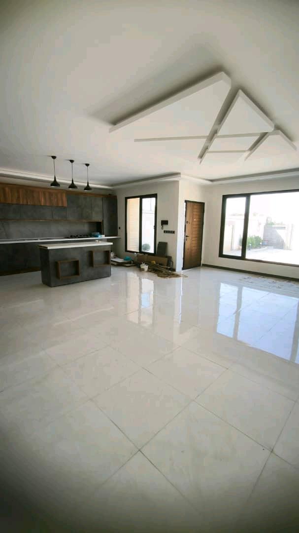 تصویر یه ویلای فلت در موقعیت شهری با محوطه بزرگ