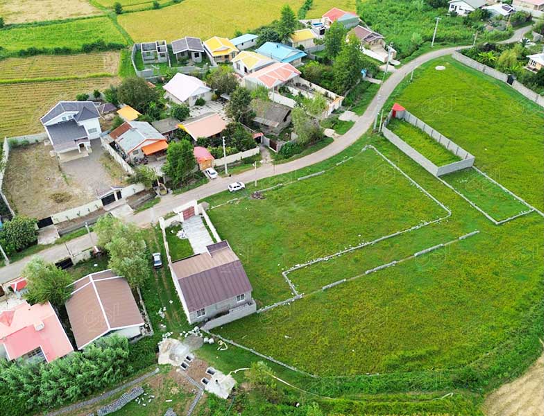 تصویر یک ویلای نما مدرن و محوطه سازی شده با موزاییک و چمن مصنوعی